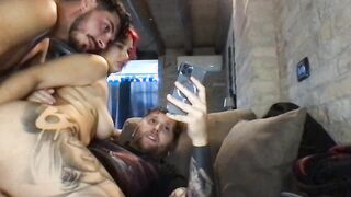 Trio italiano con fidanzata culona e amico bisex