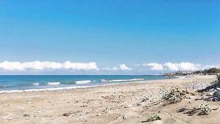 Moglie tettona mi fa sborrare in spiaggia