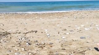 Moglie tettona mi fa sborrare in spiaggia