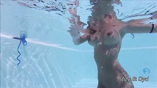 La fica aperta in piscina