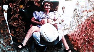 Scopata di Halloween con cameriera tettona fantasma