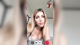 Mamma porca fa segare il figliastro in videochiamata