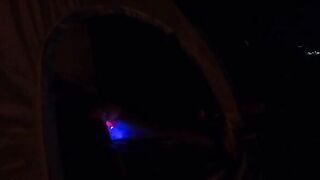 Moglie offerta a sconosciuto in tenda