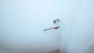 Doppia sborrata sorellastra in faccia e poi in culo