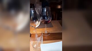 Romantica serata al ristorante con moglie esibizionista