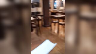 Romantica serata al ristorante con moglie esibizionista