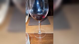 Romantica serata al ristorante con moglie esibizionista