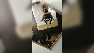 Bocchino allo specchio in hotel