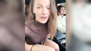 Guardone ci becca scopare in macchina