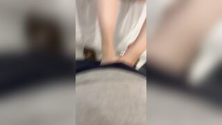 Troietta tocca cazzone nero con i suoi piedini