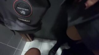 Studentessa italiana scopata nei bagni dell'università