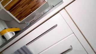 Peachlollyp0p inculata focosa con sborrata nel caffè