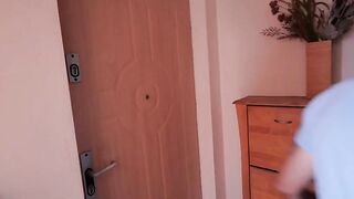 Chiama due idraulici e li paga in natura rossa italiana