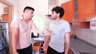 Chiama due idraulici e li paga in natura rossa italiana