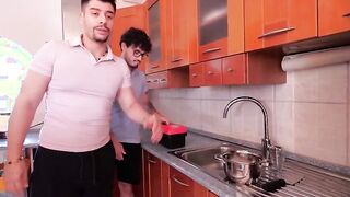 Chiama due idraulici e li paga in natura rossa italiana