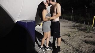 Scopata all'aperto coppia italiana esibizionista