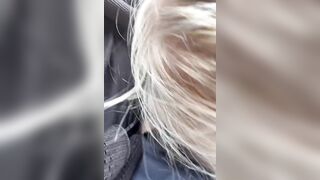 Moglie esibizionista ditalino in auto nuda e pompino