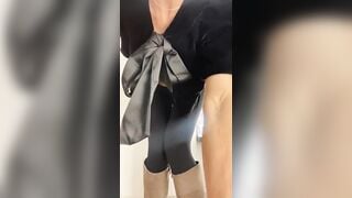 Moglie esibizionista fa la troia in camerino