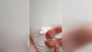 Appena maggiorenne si fa sborrare i piedi