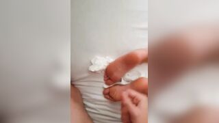 Appena maggiorenne si fa sborrare i piedi