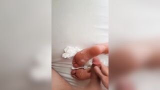 Appena maggiorenne si fa sborrare i piedi