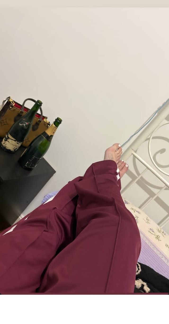 Appena maggiorenne si fa sborrare i piedi
