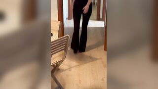 Moglie si spoglia e tocca la fica