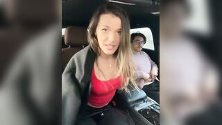 Pompino in macchina in pieno giorno