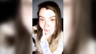 Ragazza mora social con bel culo mostra le tettone ai fans