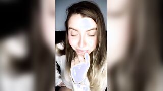 Ragazza mora social con bel culo mostra le tettone ai fans