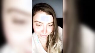 Ragazza mora social con bel culo mostra le tettone ai fans