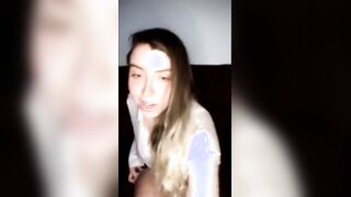 Ragazza mora social con bel culo mostra le tettone ai fans