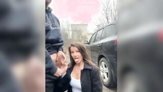 Scopiamo qui davanti alla casa fuori dall'auto