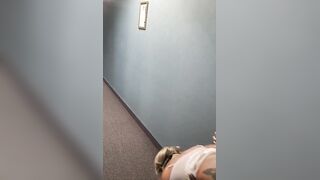 Black la scopa in hotel fuori dalla stanza