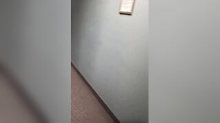 Black la scopa in hotel fuori dalla stanza