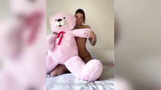 Una bella orsacchiotta nuda