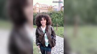 Ragazza italiana esibizionista si masturba al cinema