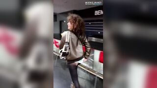 Ragazza italiana esibizionista si masturba al cinema