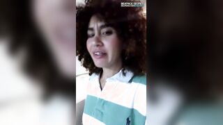 Ragazza italiana esibizionista si masturba al cinema