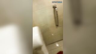 Ragazza italiana esibizionista si masturba al cinema