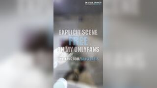 Ragazza italiana esibizionista si masturba al cinema