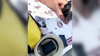 Moglie italiana in topless si masturba al mare davanti al marito