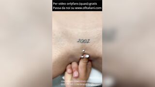 Giovani italiani scopano in palestra e lei ingoia tutto