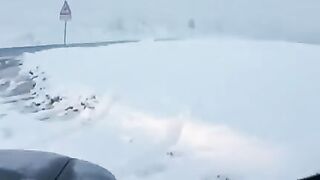 Pompino sulla neve in montagna moglie italiana