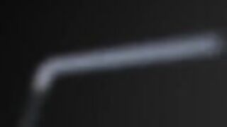 Modella tatuata milanese spompina fotografo sul divano