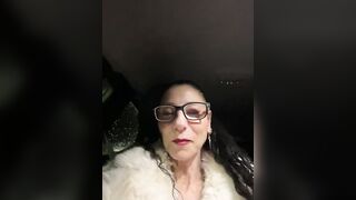 Stiamo tornando da una cena e lei è fradicia