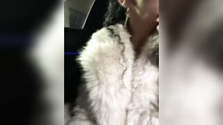 Stiamo tornando da una cena e lei è fradicia