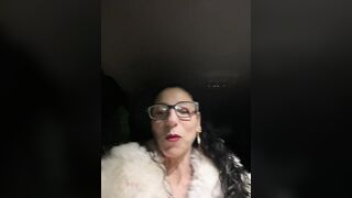 Stiamo tornando da una cena e lei è fradicia