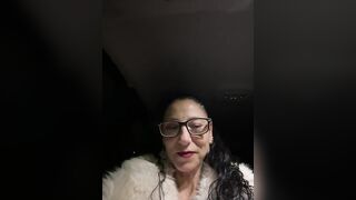 Stiamo tornando da una cena e lei è fradicia