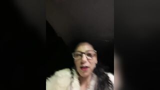 Stiamo tornando da una cena e lei è fradicia